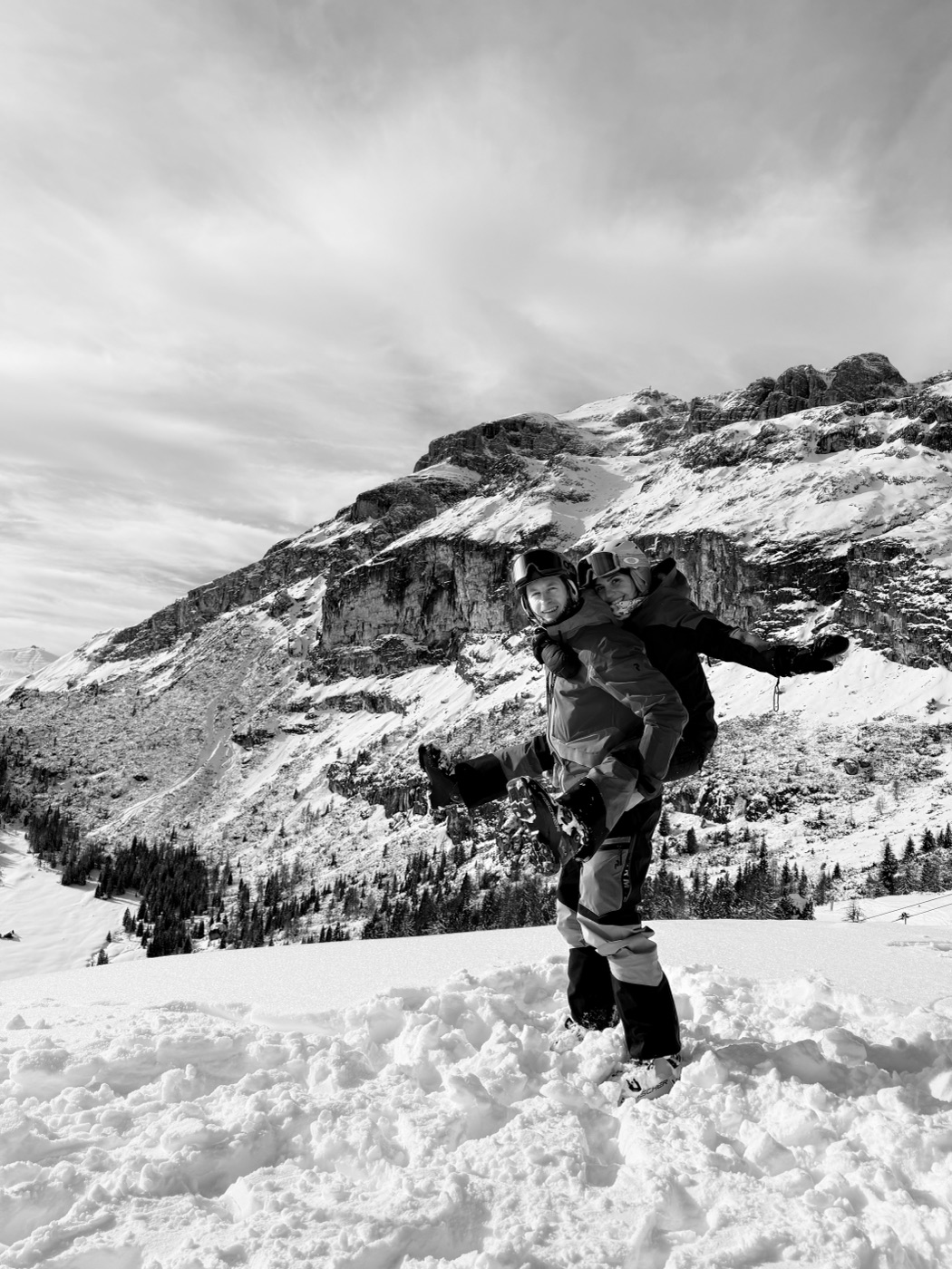 Silvia e Nicola sulla neve, in montagna